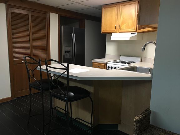 cute kitchen area, less is more!