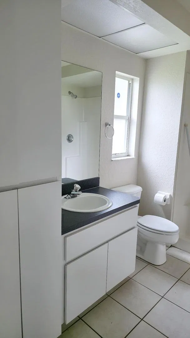 Large 2 bed 2 bath inside laundry. Pet friendly. — Photo 2