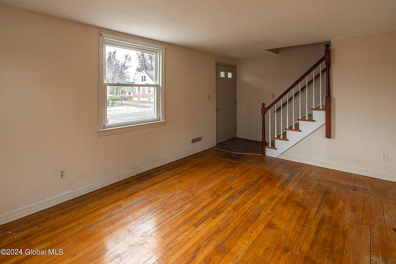 4th image of 16 Brent Street