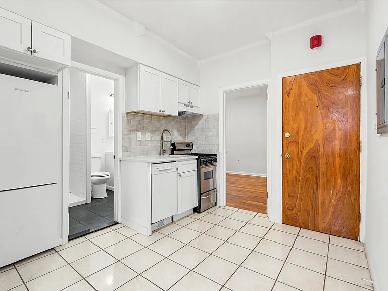 1010 Pine St #2FF — Photo 3