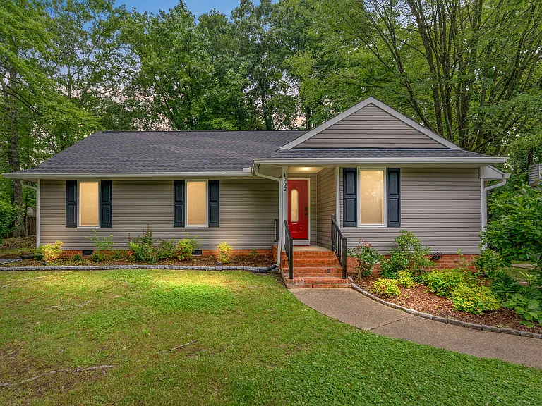 1902 Cambridge Dr — Photo 29
