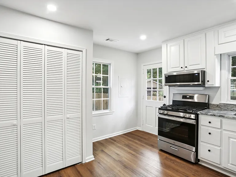 627 Scott Cir — Photo 10