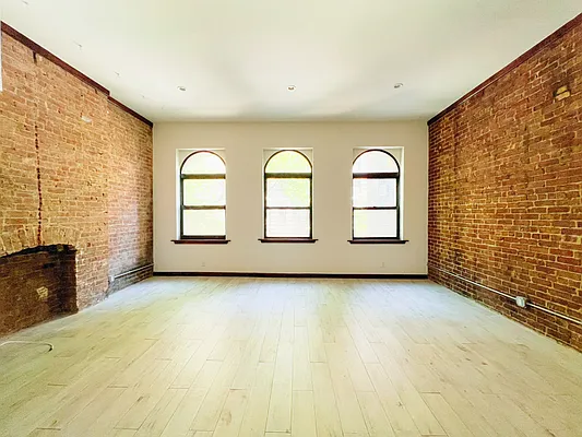 Rented by Realty 2000 Corp | media 2