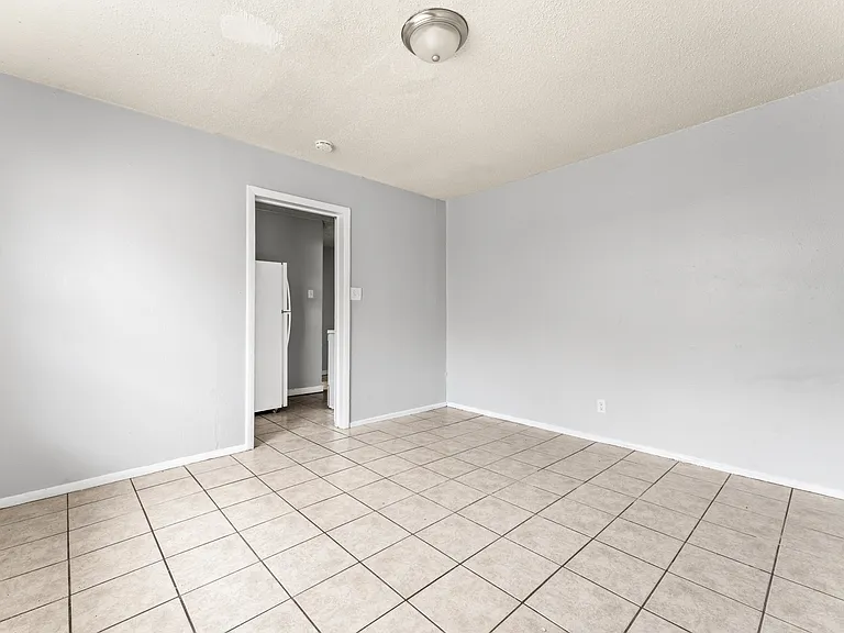 500 E Craven Ave — Photo 8