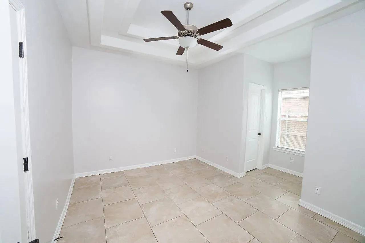 704 S Linda St - 4 — Photo 2