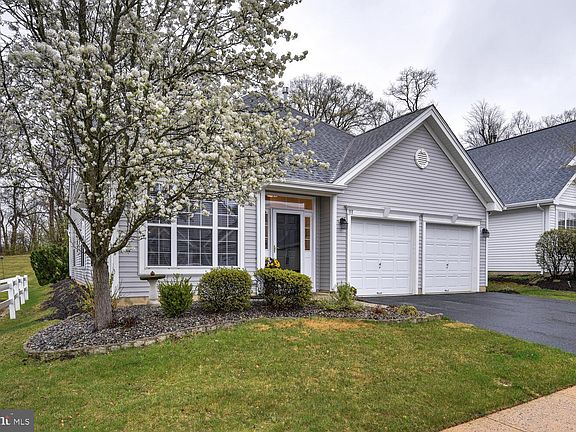 3rd image of 111 Honeyflower Dr