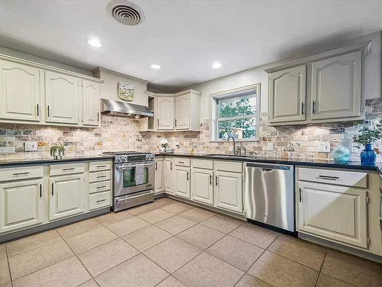 9813 Pine Lake Dr — Photo 10