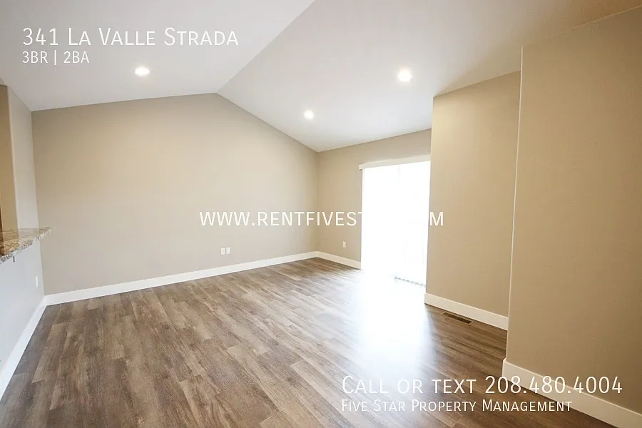Beautiful End Unit Townhome With Primary Bedroom, En Suite Bathroom, and Private Deck! — Photo 2