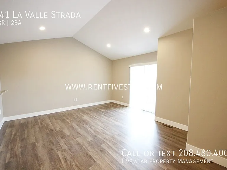 341 La Valle Strada — Photo 2
