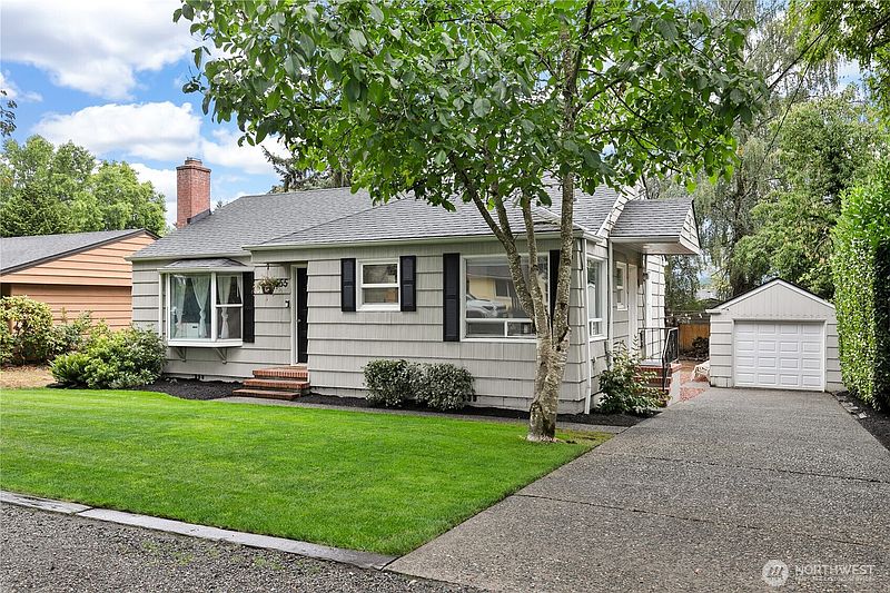 2nd image of 1555 SW Grandview Avenue