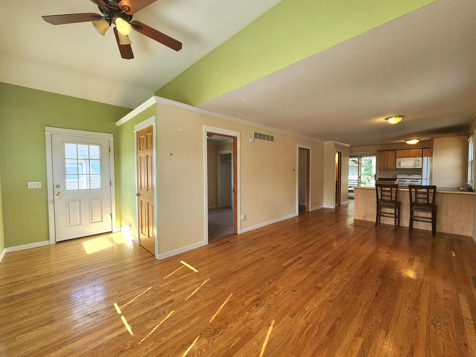 2 bed, 1.0 bath, 824 sqft, $1,300 — Photo 2