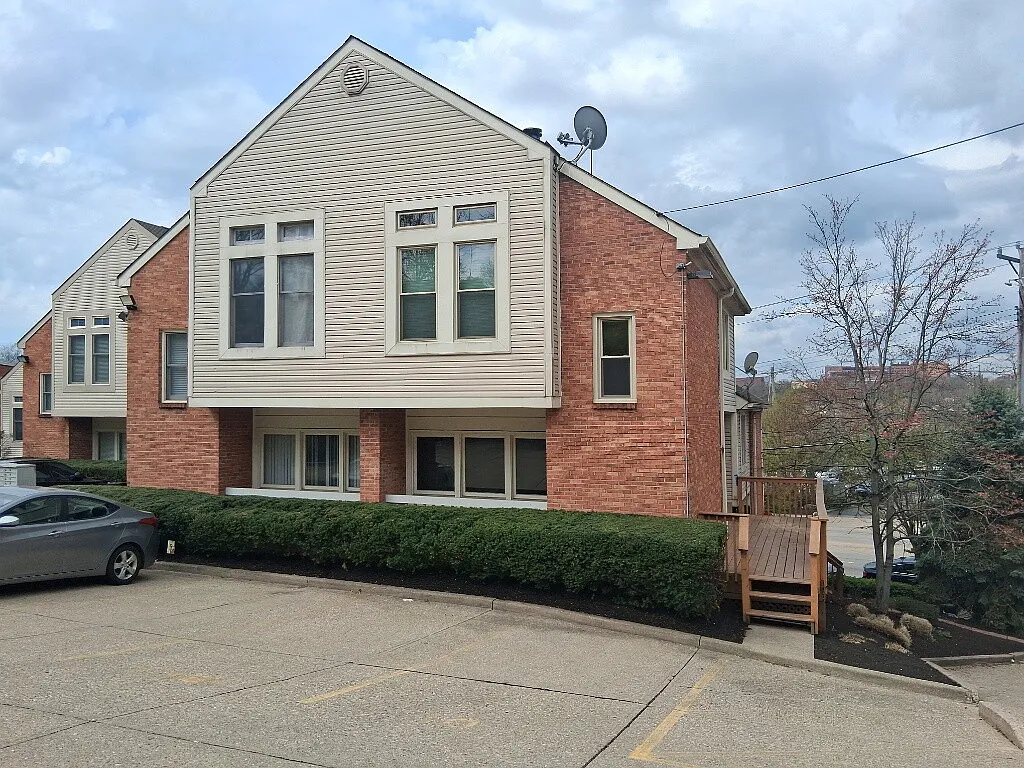 2126 Gilbert Avenue Unit B — Photo 1