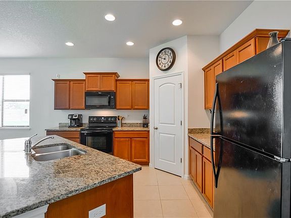 5th image of 615 Silverthorn Pl