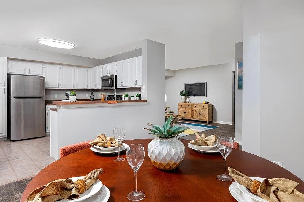 Manatee Bay Apartments — Photo 4