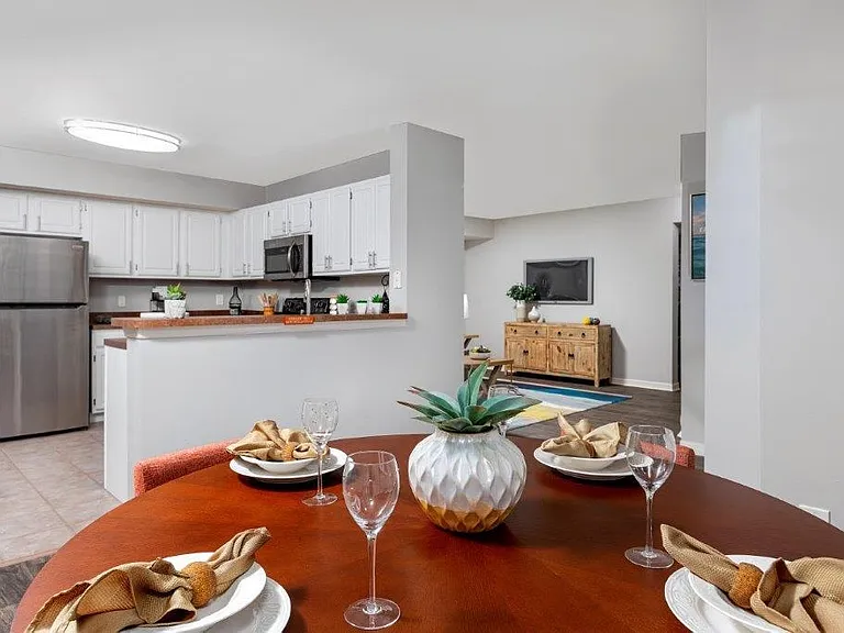 Manatee Bay Apartments — Photo 4