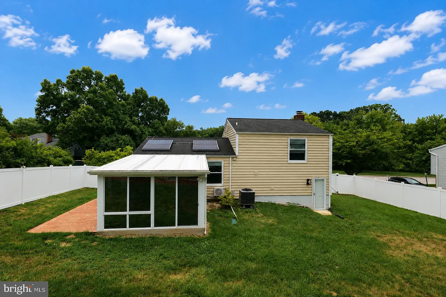 3 bed, 2.0 bath, 1744 sqft, $3,000 — Photo 4