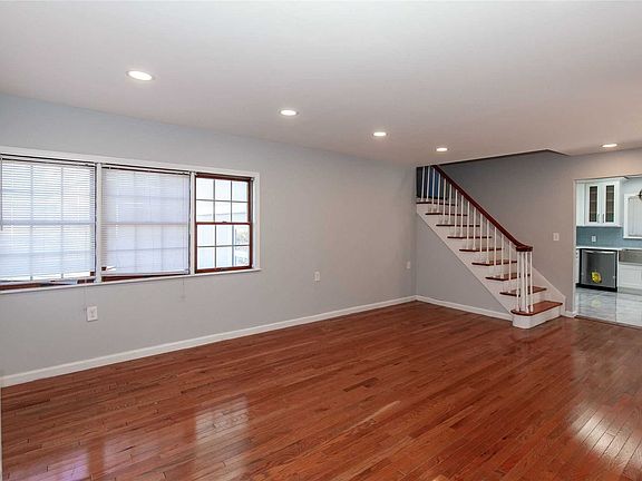 2nd image of 3281 Parkway Dr