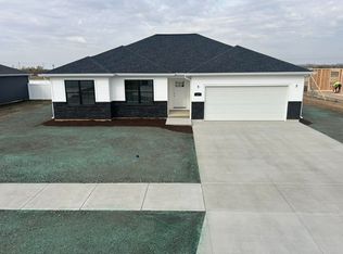 607 34th St, Peru, IL 61354