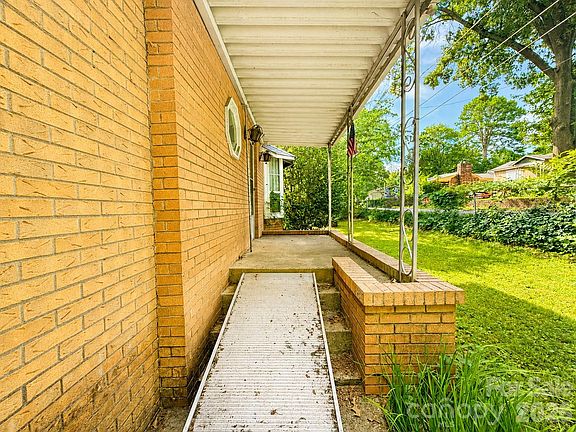 4th image of 128 E Hilltop Dr
