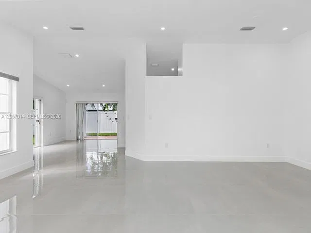3 bed, 2.0 bath, 1550 sqft, $3,895 — Photo 4