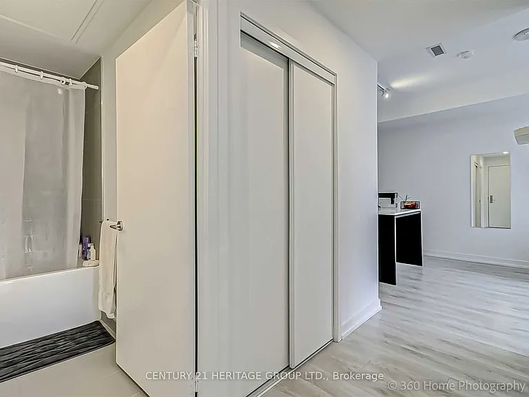 33 Helendale Ave #1011 — Photo 4