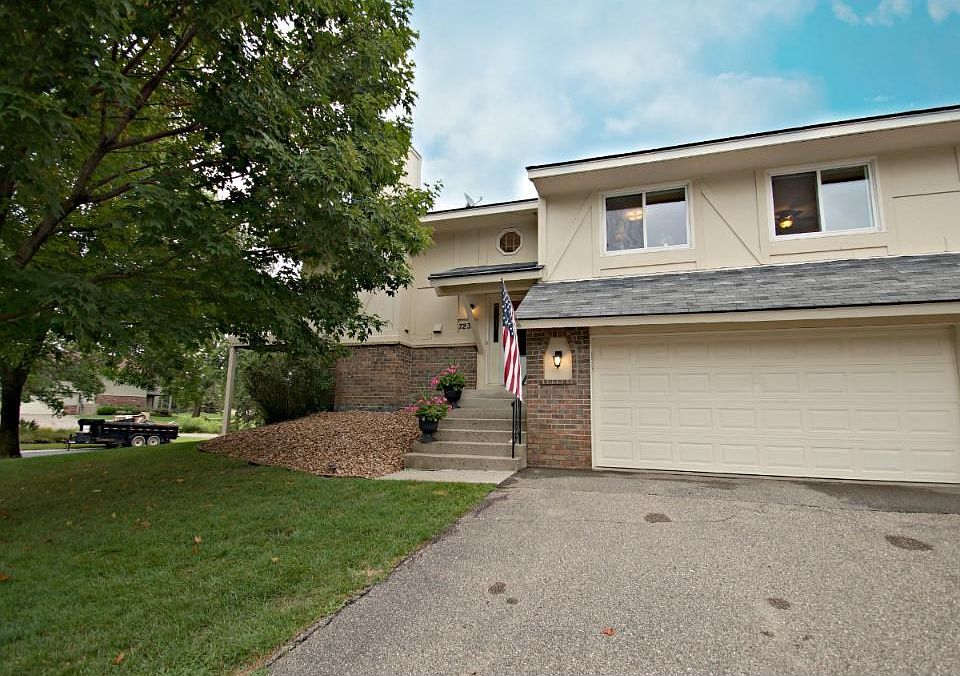Welcome home!  This town home is within walking distance of Chanhassen and Excelsior!  Easy Access to nearby lakes.