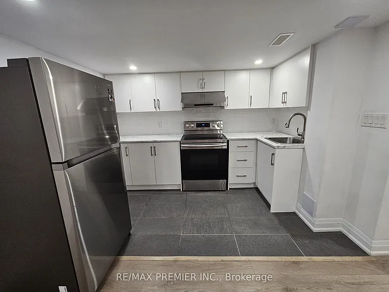 31 Compton Cres #A — Photo 3