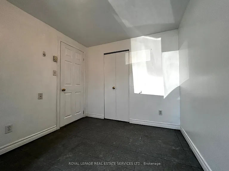 5219 Broughton Cres #IN-LAW ON MAI — Photo 13