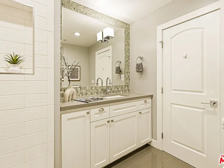 1026 S Windsor Blvd — Photo 33