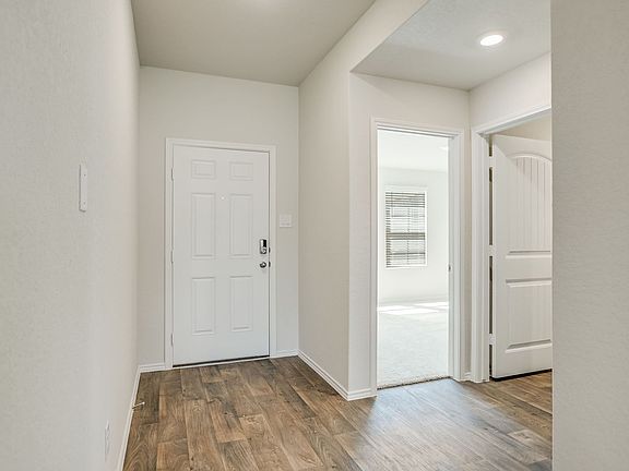 4th image of 901 Armadillo Dr