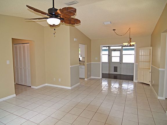 Dining area Ceramic tile