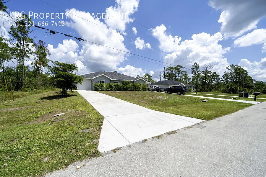 Beautiful 2BR/2BA Duplex with Garage & Modern Finishes in Lehigh Acres! — Photo 2