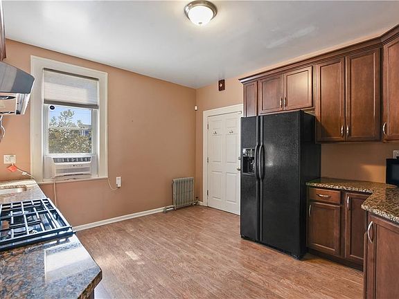 4th image of 137 Clunie Ave