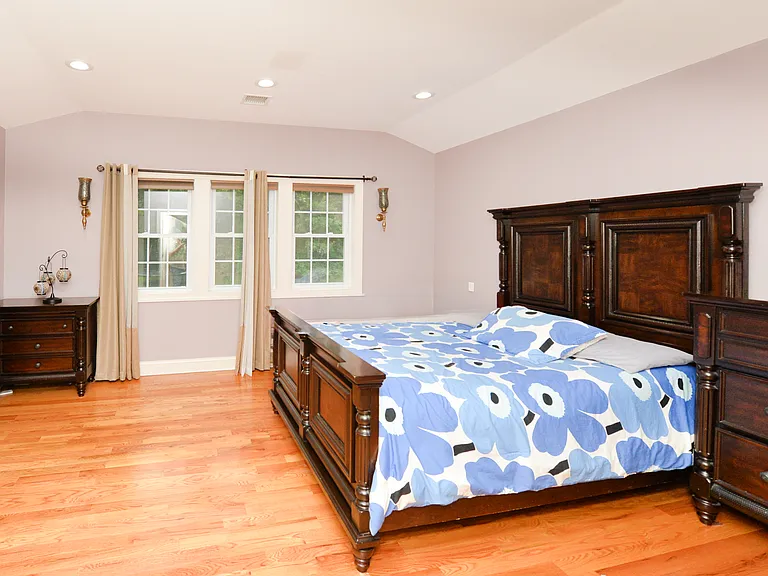 214 Oak St — Photo 13