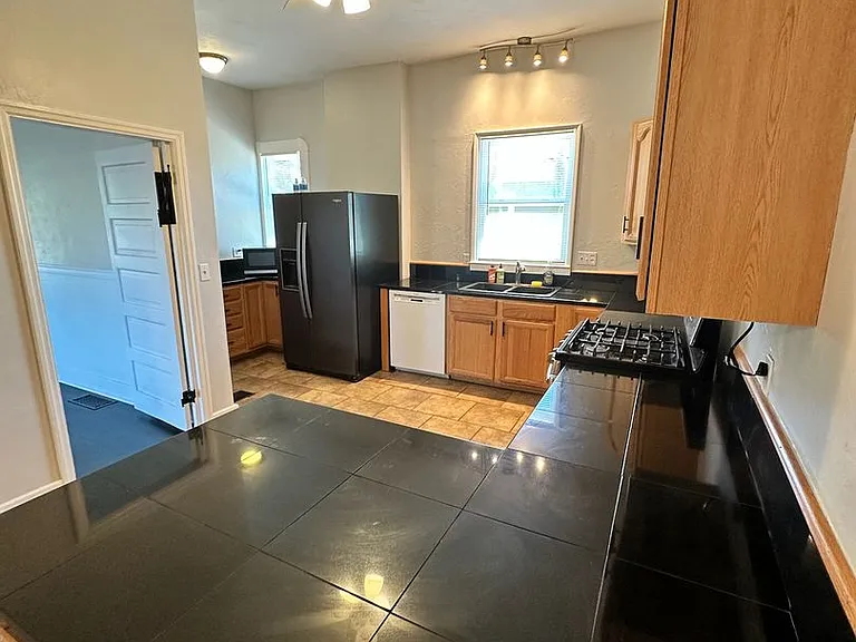 323 W Myrtle St — Photo 11