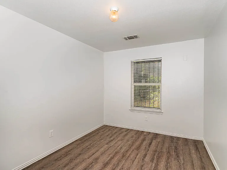 2907 La Salle St — Photo 5