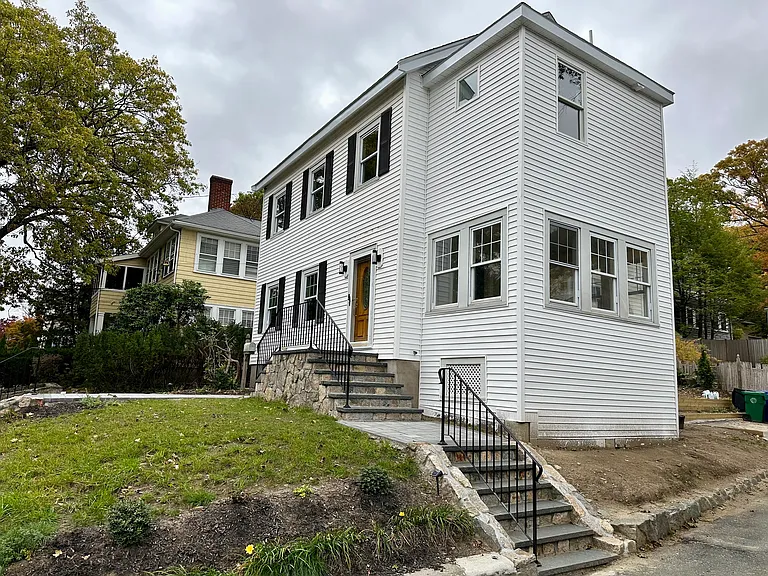 492 Lowell Ave — Photo 1