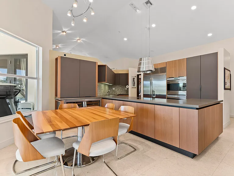2245 SW 16th Pl — Photo 10