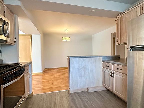 4th image of 6940 Jamieson Ave #1S