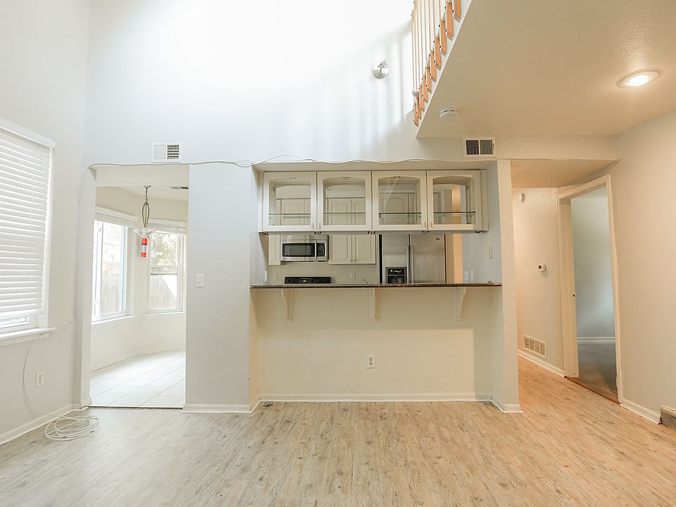 1915 Arapahoe Living Room