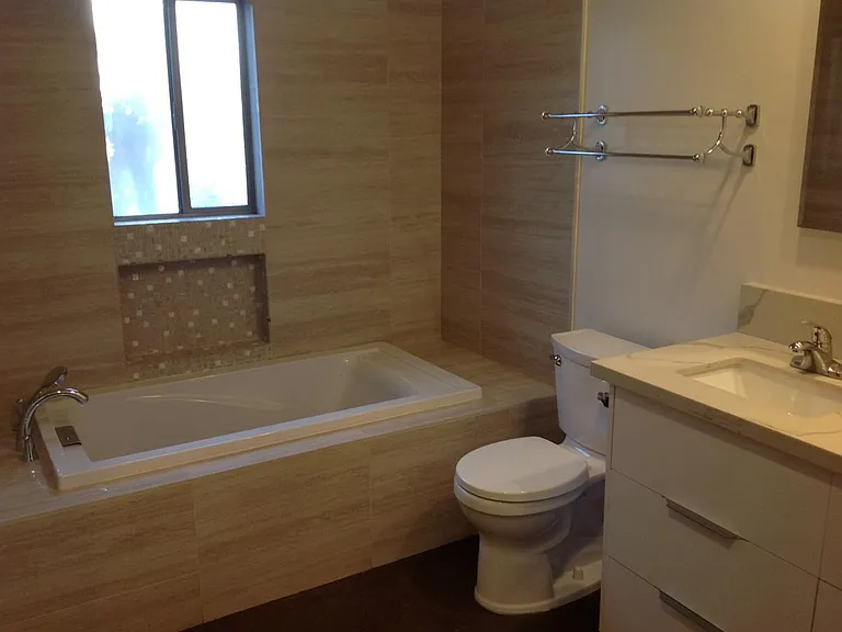 Soaking Tub with High-end Finishes