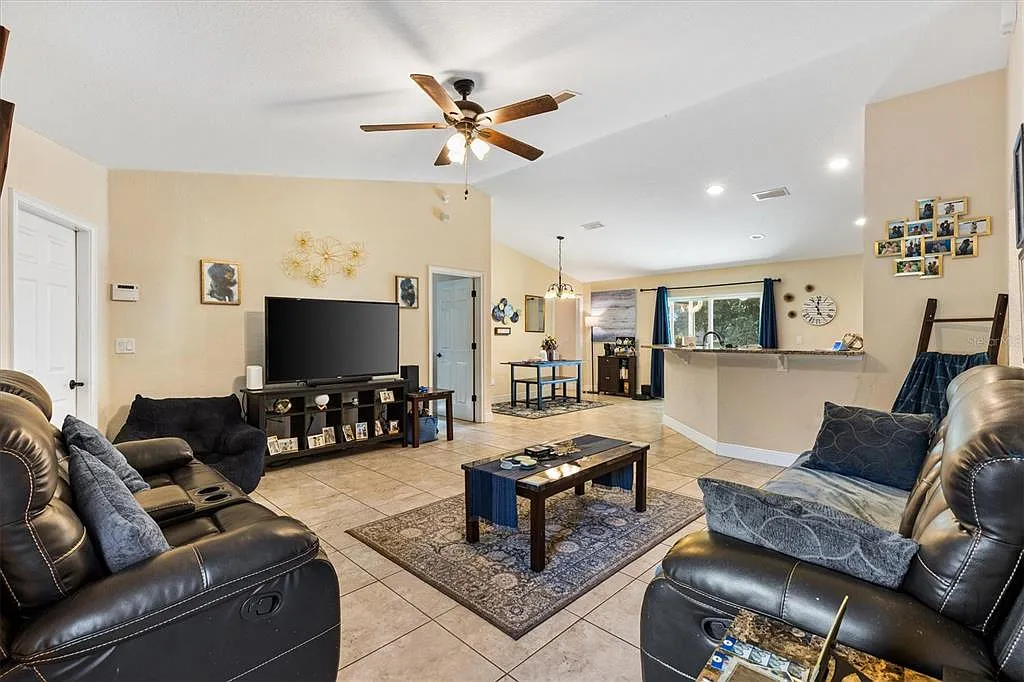 3 bed, 2.0 bath, 1381 sqft, $1,800 — Photo 2