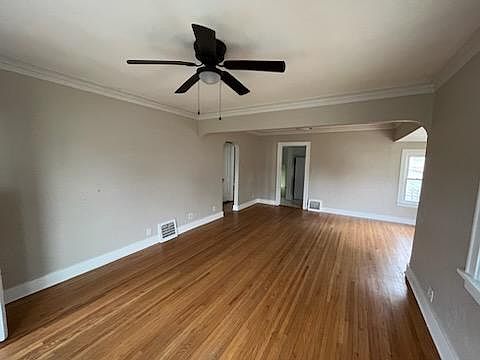 3rd image of 800 W Maywood Ave
