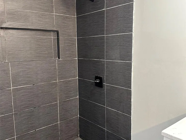 405 E College St — Photo 13