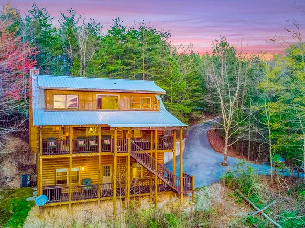 136 Little Round Top Ln, Townsend, TN 37882