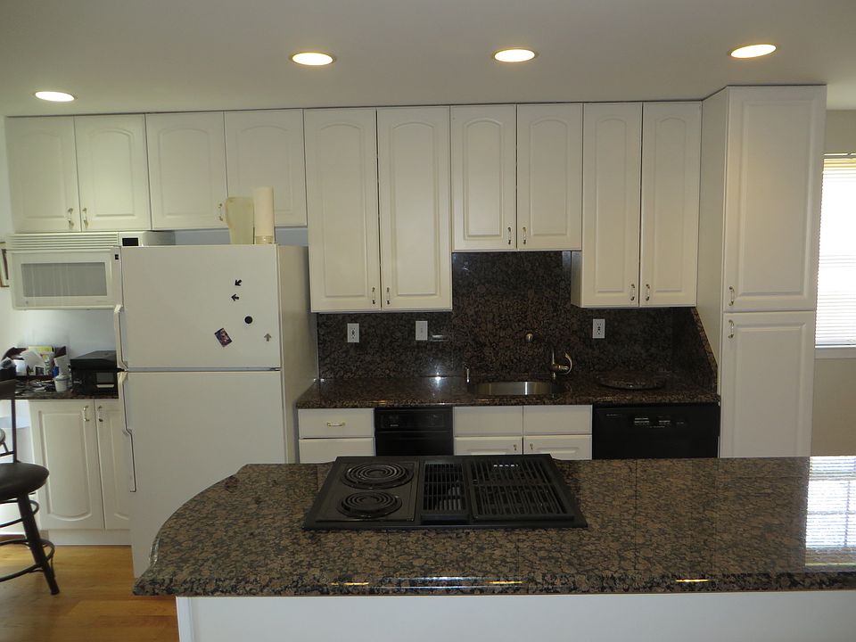 3 Kitchen and Breakfast area