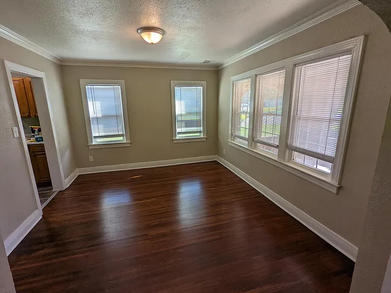 119 S Indianapolis Ave — Photo 7