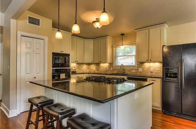 3 bed, 2.0 bath, 1400 sqft, $3,600 — Photo 3