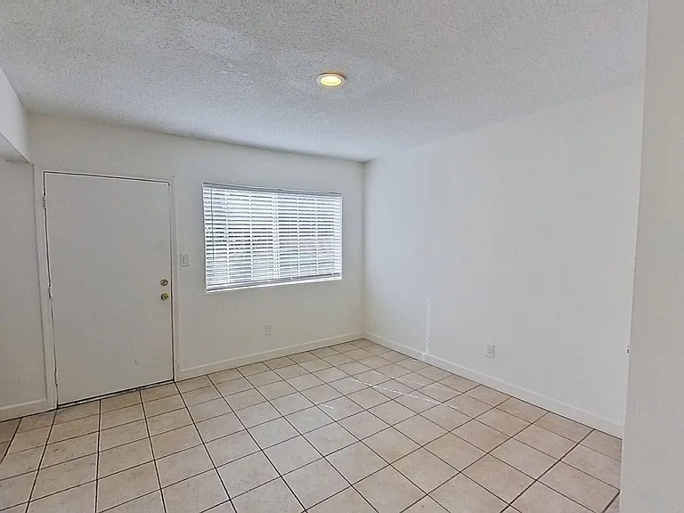 619 E Walnut St — Photo 3