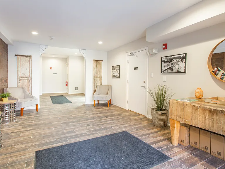 404 Queen St #6 — Photo 7